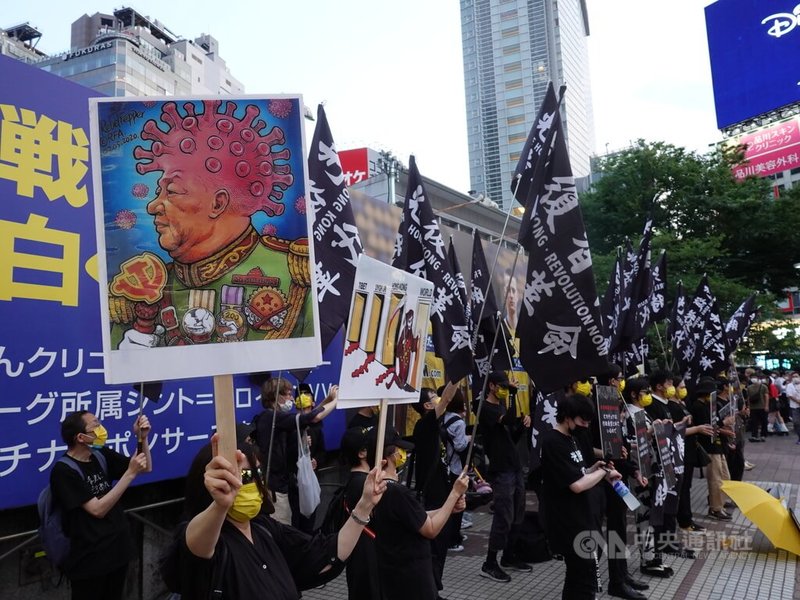 一群旅日香港人2日在東京澀谷車站前舉行一場示威活動，抗議中國國家主席習近平剝奪了香港的自由民主，參與者舉著寫有「光復香港 時代革命」的大旗。中央社記者楊明珠東京攝 111年7月3日