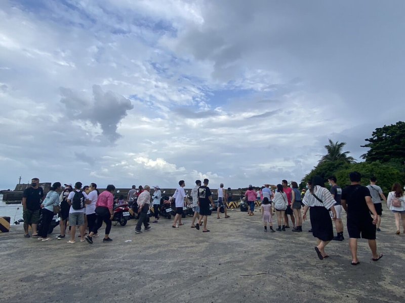 暑假的第1個週末假日，受到颱風外圍環流影響，屏東離島小琉球風浪大、天氣不佳，海邊仍有不少遊客。（民眾提供）中央社記者李卉婷傳真  111年7月3日