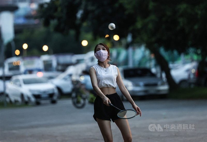 圖為民眾在台北市大稻埕打羽球，不忘戴好口罩。（中央社檔案照片）