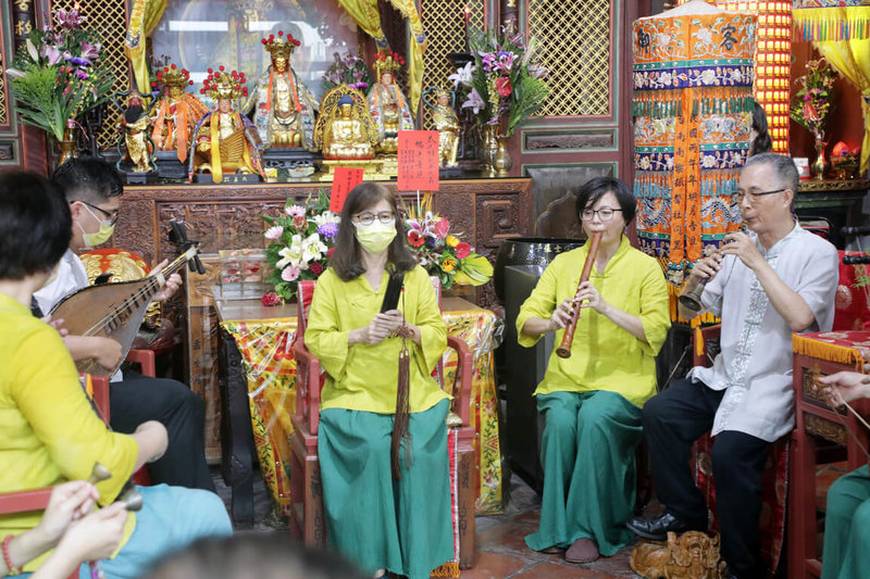 台南南管館閣「振聲社」3日於祀典武廟六和堂舉辦成果發表會,並舉辦藝師蔡芬得授證典禮。(台南市政府提供)中央社記者楊思瑞台南傳真 111年7月3日