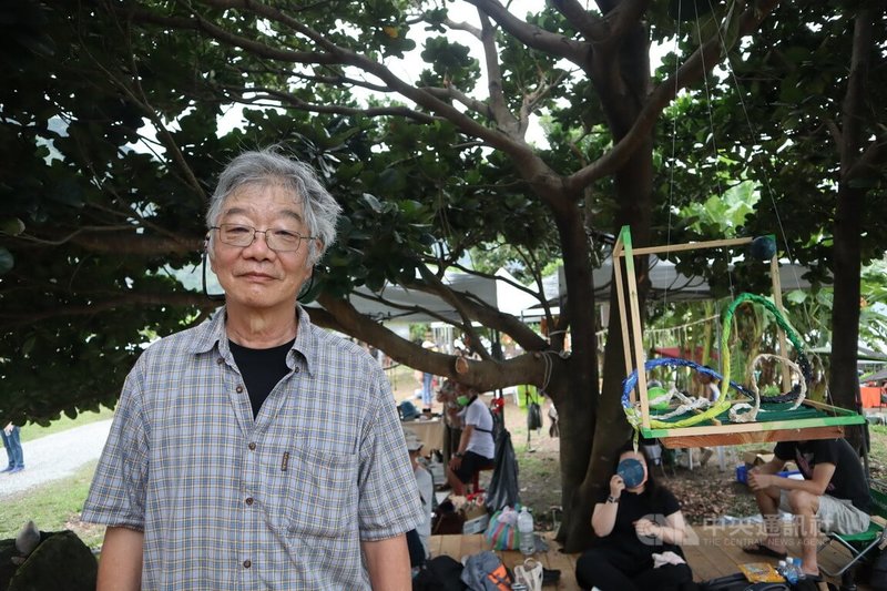 「Makotaay生態藝術村藝術季」自7月1日起在石梯坪遊憩區展開,12名藝術家以作品呈現人與土地故事,其中生態學者夏禹九(圖)也有一件名為「韌性與系統思考-沒有藝術素養的浪漫世界觀」的作品展出。中央社記者李先鳳攝 111年7月3日