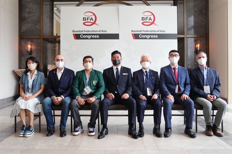 亞洲棒球總會(BFA)3日進行改選,中華民國棒球協會理事長辜仲諒(中)當選新任BFA會長,並與副會長及執委們合影。(中華民國棒球協會提供)中央社記者黃巧雯傳真 111年7月3日