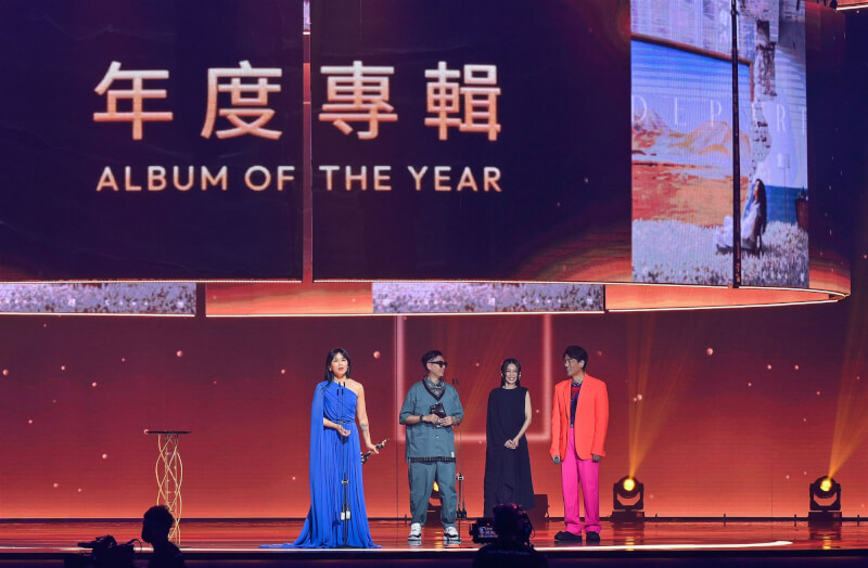 金曲33最佳年度專輯獎、最佳華語專輯都由蔡健雅（左1）的DEPART奪下。（台視提供）