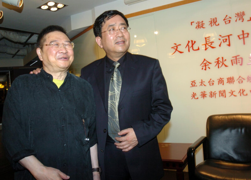 圖為倪匡（左）2006年8月在香港與作家余秋雨（右）對談。（中新社）