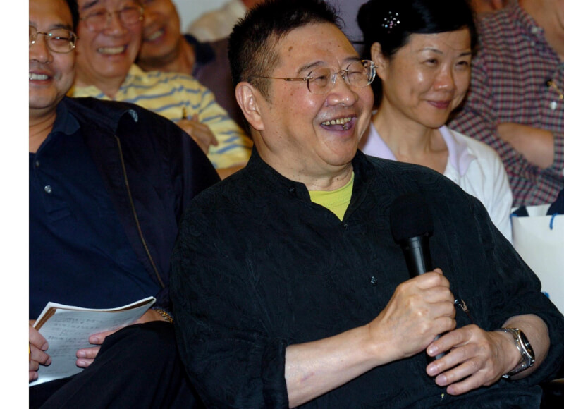 港媒報導，倪匡（前）3日在香港逝世，享壽87歲。圖為倪匡2006年8月出席台灣駐港光華新聞文化中心活動。（中新社）