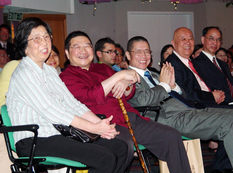 圖為2007年倪匡（左2）與夫人李果珍（左1）應邀參加台灣駐港機構光華新聞文化中心春茗。（光華新聞中心提供）