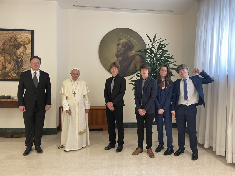 全球首富馬斯克（左）1日上傳自己和兒子6月30日與教宗方濟各（左2）合影的照片。（圖取自twitter.com/elonmusk）