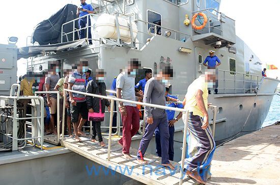 斯里蘭卡海軍過去一週接連攔截可疑漁船，帶回近200試圖偷渡者。（圖取自facebook.com/SriLankaNavyOfficial）