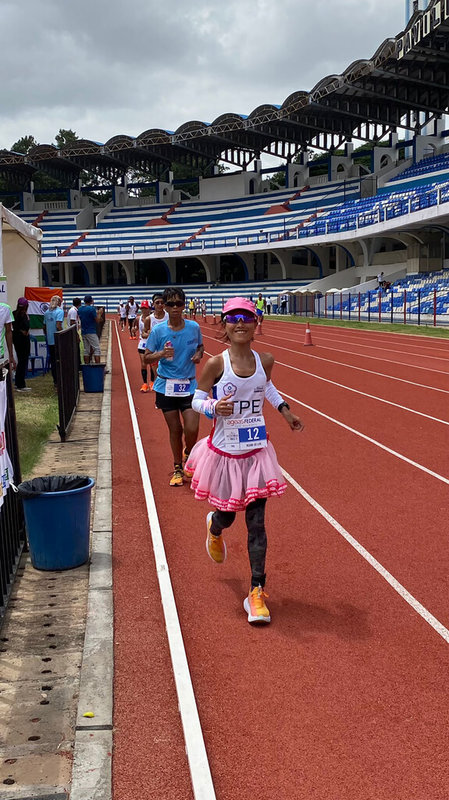國際超級馬拉松運動協會(IAU)24小時亞洲暨大洋洲錦標賽3日在印度南部大城班加羅爾閉幕,台灣隊選手林冠汝(前)榮獲女子組冠軍。(班加羅爾台商會會長陳木騰提供)中央社記者林行健新德里傳真 111年7月3日