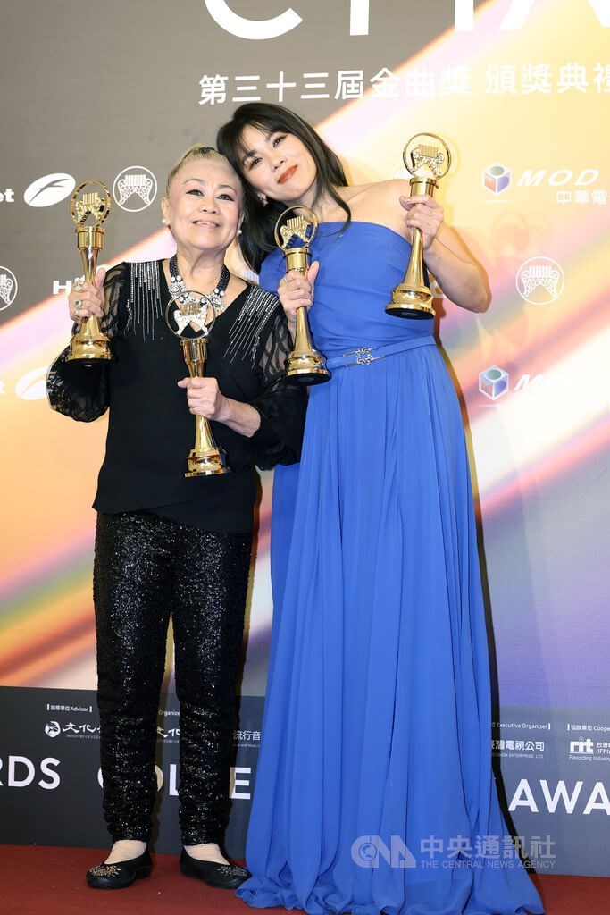 蔡健雅（右）2日抱回金曲4項大獎，會後與特別來台完成隔離陪同出席盛會的媽媽（左）拿著獎座合影。中央社攝影記者趙世勳攝 111年7月3日