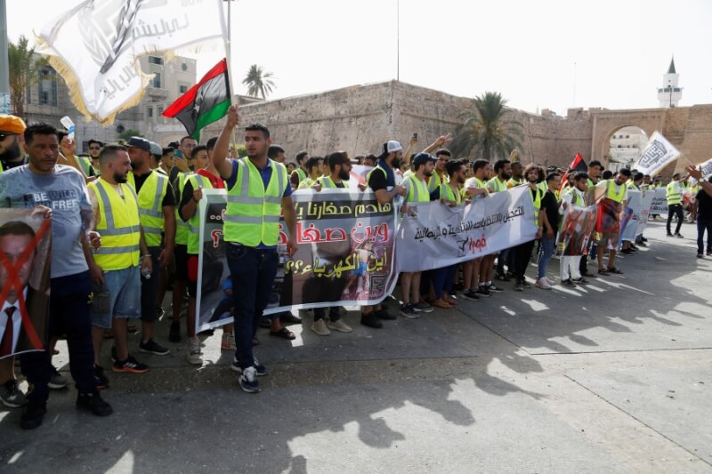 利比亞生活條件與政治僵局惡化引爆人民怒火，抗議者2日走上首都的黎波里街頭。（美聯社）