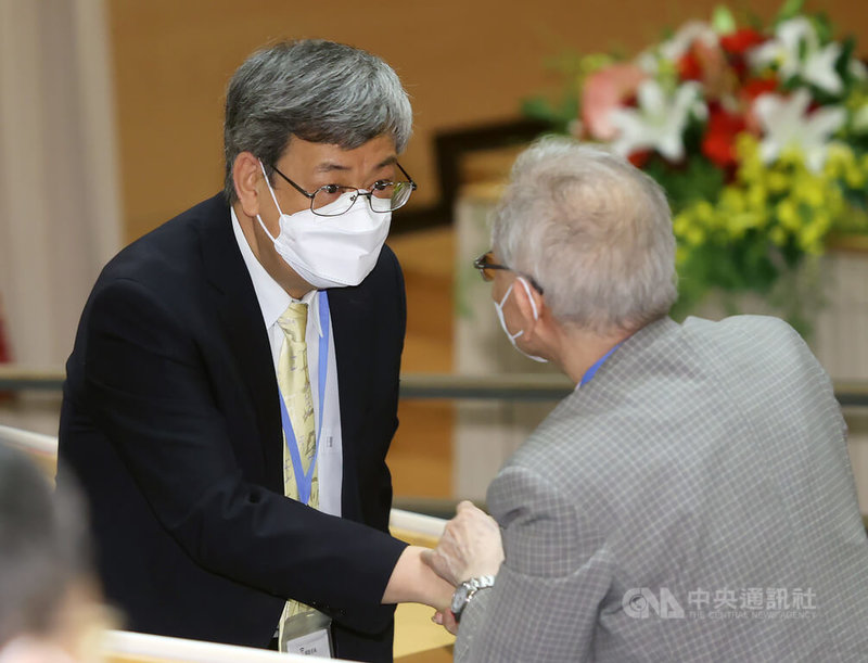 中央研究院第34次院士會議開幕式4日在中研院人文社會科學館國際會議廳舉行,前副總統陳建仁(左)出席,向參加的院士握手致意。中央社記者鄭傑文攝 111年7月4日