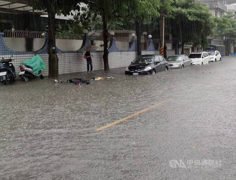 新北市4日下午雷陣雨侵襲,新莊區、樹林區及蘆洲區時雨量超過50毫米,造成多處積淹水。圖為街道積淹水消退中。(翻攝照片)中央社記者王鴻國傳真 111年7月4日