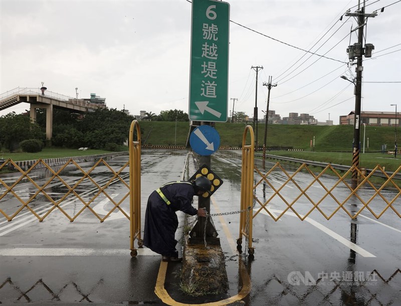 中央氣象局4日下午針對北北基等15縣市發布大雨特報,降雨造成新北市二重疏洪道積淹水,市府派員進行疏洪十路以北區域路段越堤道管制,並且拉起封鎖線。中央社記者趙世勳攝 111年7月4日