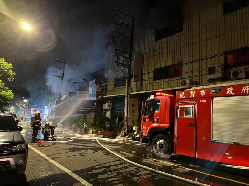 桃園市中壢區培英路一處鐵皮連棟的兩層樓殯葬服務業公司住宅4日凌晨發生火警,火勢猛烈燒毀6間從事殯葬業的禮儀公司,消防隊獲報派人車趕往搶救,所幸無人受傷受困。(桃園市政府消防局提供)中央社記者吳睿騏桃園傳真 111年7月4日