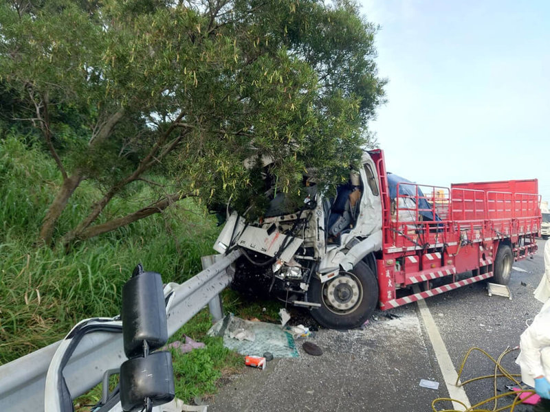 一輛大貨車4日上午行經國道3號北上184.8公里龍井路段,撞上因故障熄火停在外側車道的貨車,大貨車駕駛救出後送醫不治。(民眾提供)中央社記者趙麗妍傳真 111年7月4日