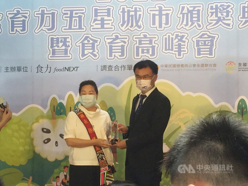 2022食育力五星城市頒獎典禮4日舉行,花蓮縣等6縣市獲頒食農教育推廣有成獎項。圖為農委會主委陳吉仲(右)頒發獎座給花蓮縣長徐榛蔚(左)。中央社記者楊淑閔攝 111年7月4日