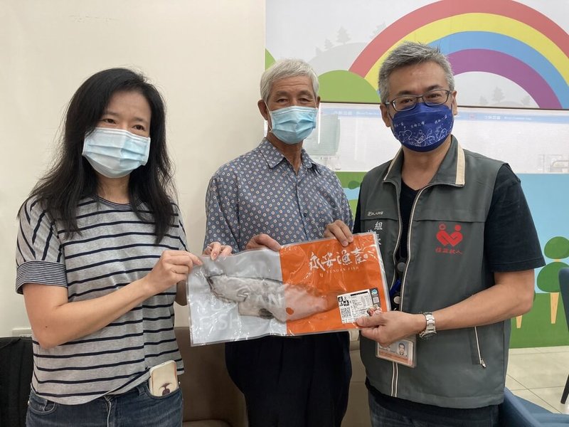 高雄市永安區漁會與高雄捐血中心合作,4日上午舉辦捐血送石斑活動,共發放200尾石斑魚,希望大家踴躍捐血,力挺漁民。(邱志偉服務處提供)中央社記者蔡孟妤傳真 111年7月4日