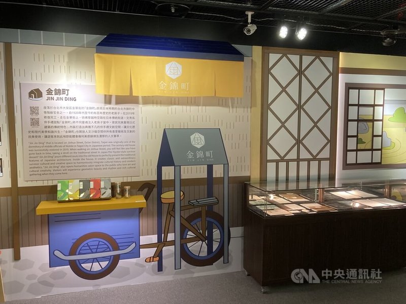 台北市政府推動「老房子文化運動」活化文化資產有成,為讓民眾重新認識並體驗這些充滿故事的建築,市府邀請插畫家BaNAna阿蕉推出特展,以童趣風格模擬15棟老屋重生的場景。中央社記者陳昱婷攝 111年7月4日