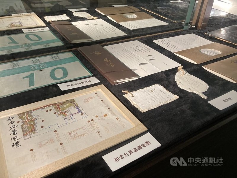 台北市政府舉辦「台北老房子生活－與你蕉朋友」特展，以童趣風格模擬15棟老屋重生的場景，並展出修復前的門牌、照片及影片等史料。中央社記者陳昱婷攝  111年7月4日