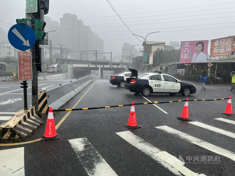 新北市樹林區保安地下道及中山地下道等處4日因午後大雷雨,造成地下道積水,警車到場疏導交通。(翻攝照片)中央社記者王鴻國傳真 111年7月4日