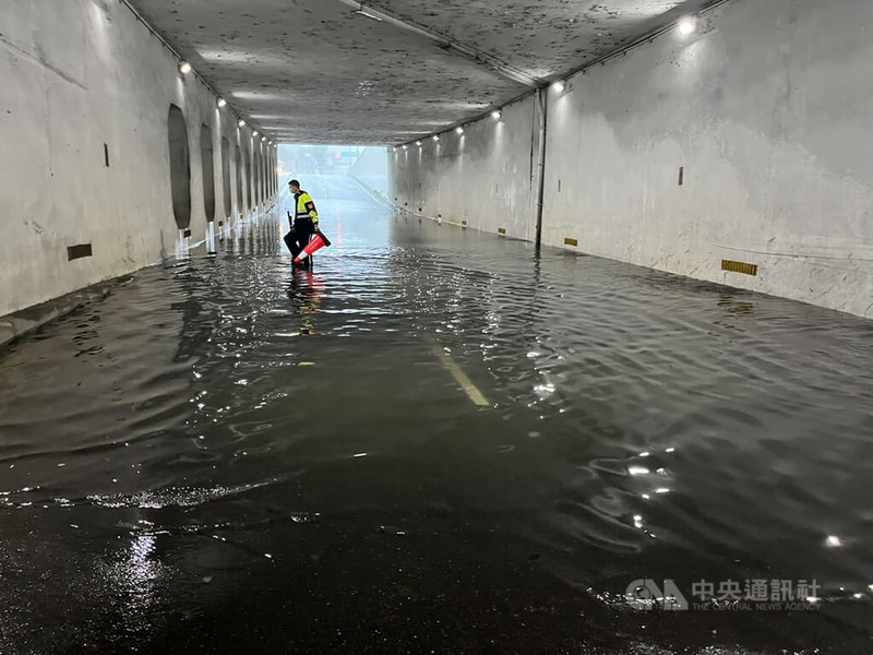新北市樹林區保安地下道及中山地下道等處4日因午後大雷雨,造成地下道積水,樹林警分局立即調派員警及義交至現場,捲起褲管進行交通疏導。(翻攝照片)中央社記者王鴻國傳真 111年7月4日