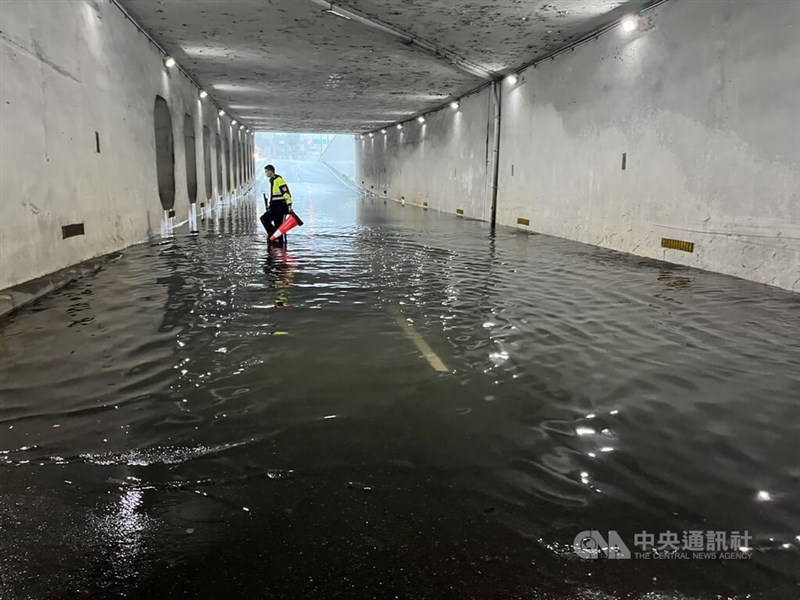 新北市樹林區保安地下道及中山地下道等處4日因午後大雷雨,造成地下道積水,樹林警分局立即調派員警及義交至現場,捲起褲管進行交通疏導。(翻攝照片)中央社記者王鴻國傳真 111年7月4日