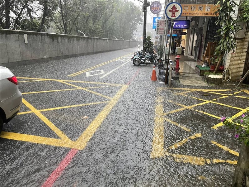 新北市4日下午雷陣雨侵襲,新莊區、樹林區及蘆洲區瞬間雨量大,造成多處積淹水。圖為街道積淹水情形。(翻攝照片)中央社記者王鴻國傳真 111年7月4日