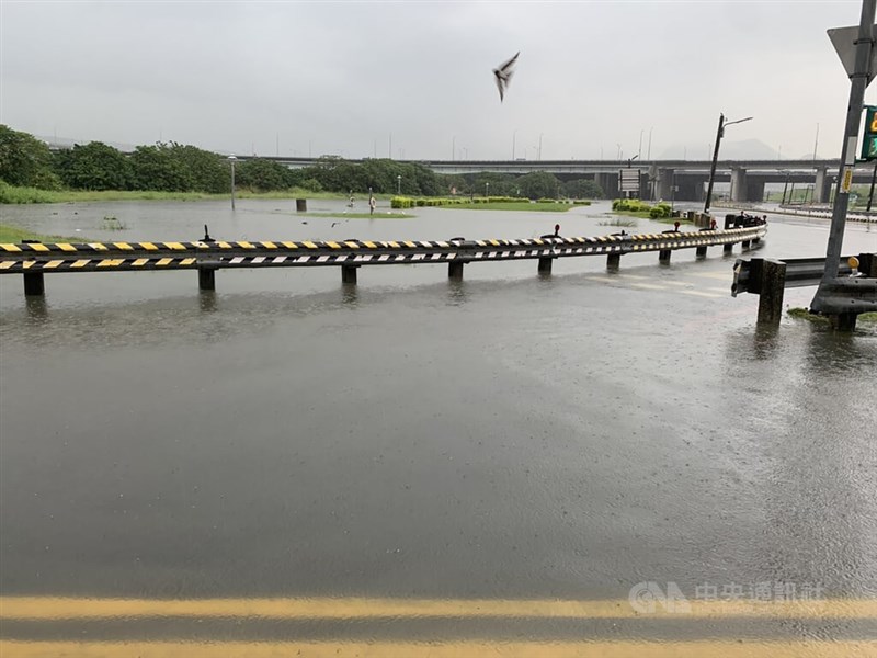 新北市4日下午雷陣雨侵襲,因瞬間雨量大,造成多處積淹水。水利局表示,二重疏洪道受潮汐影響,使得大量雨水不易排出而積淹水。(翻攝照片)中央社記者王鴻國傳真 111年7月4日