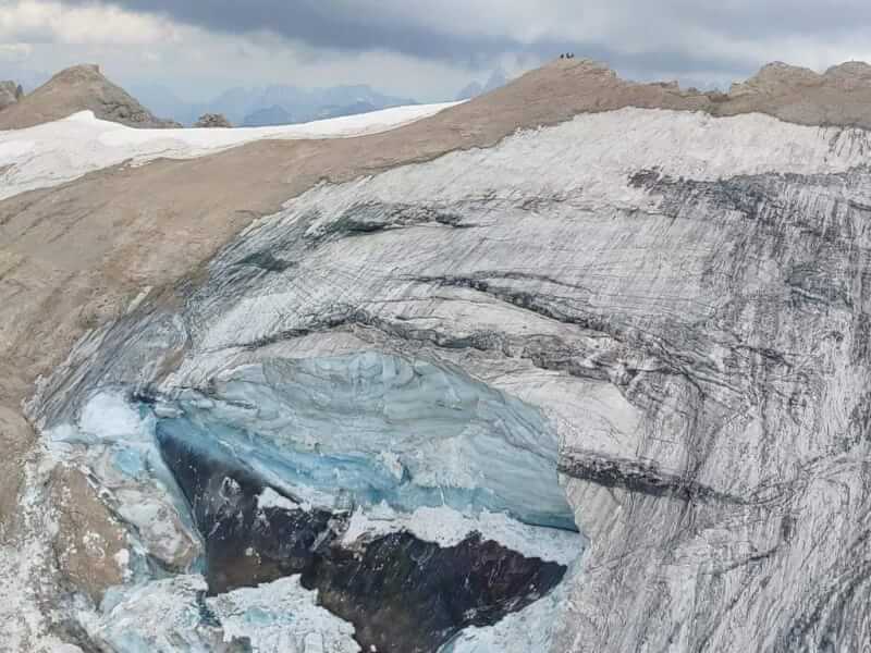 義大利阿爾卑斯山區最大冰川3日崩塌引發雪崩，已知造成6死8傷。（圖取自facebook.com/soccorsoalpinocnsas）