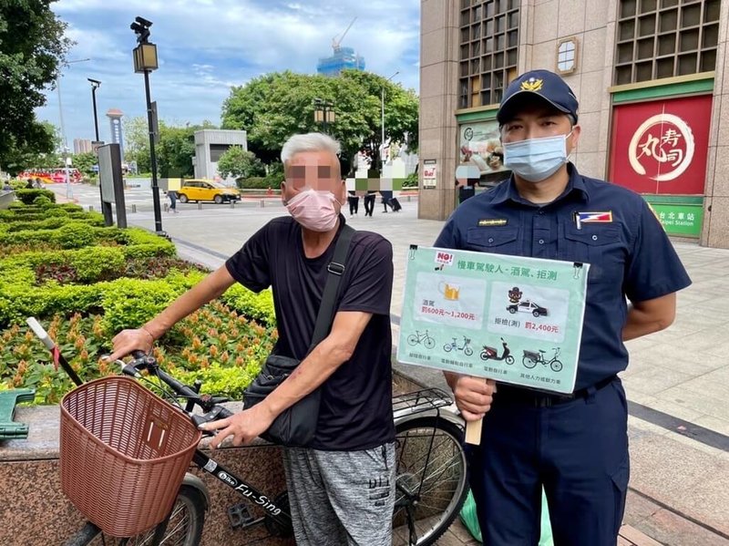 酒駕修法加重處罰規定於3月底施行,台北市政府警察局保安警察大隊4日表示,3個月來共路檢查獲74件酒駕開單告發案,並接獲6件車主借車喊冤的申訴案件。圖為警方街頭宣導。(台北市警察局保安警察大隊提供)中央社記者黃麗芸傳真 111年7月4日
