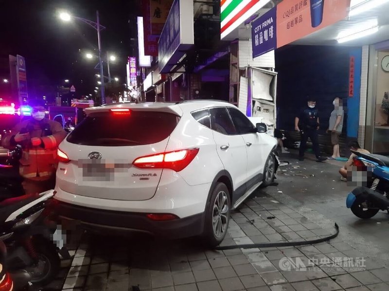 新北市蘆洲區3日深夜休旅車疑擦撞計程車後衝上人行道，連同事故駕駛共6人受傷送醫，事故肇因仍待警方調查釐清。（翻攝照片）中央社記者王鴻國傳真 111年7月4日