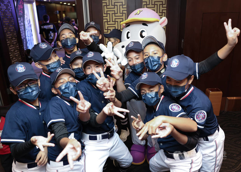 TBRL台灣貝比魯斯棒球聯盟2022台灣代表隊出國行前記者會4日下午在台北舉行,代表隊將首度代表台灣赴美參加貝比魯斯聯盟世界少棒錦標賽,也將先前往加拿大溫哥華、美國舊金山,與當地球隊交流、進行友誼賽,小球員難掩激動心情。中央社記者趙世勳攝 111年7月4日