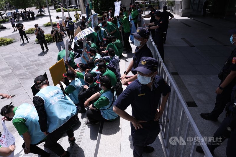 以運送銀行票據為主的中華快遞工會4日上午在交通部前宣布,在北北基桃地區發動罷工,盼能立刻加薪新台幣5000元等,警方在交通部門口前嚴陣以待,防止衝突。中央社記者趙世勳攝 111年7月4日
