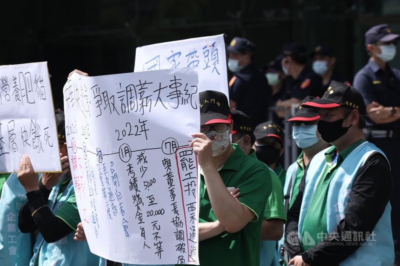 以運送銀行票據為主的中華快遞工會4日起北北基桃地區發動罷工,盼能立刻加薪新台幣5000元等,工會成員上午在交通部前高舉布條、看板抗爭表達訴求。中央社記者趙世勳攝 111年7月4日