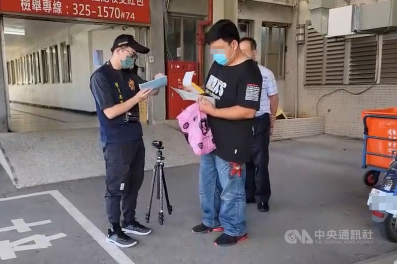 桃園市8歲女童日前接種輝瑞兒童疫苗3天後死亡,法醫4日解剖女童遺體,家屬也到場了解。女童父親(黑衣短袖男子)表示,當初接種完疫苗只有輕微發燒,怎知人就走了,希望能透過法醫來釐清死因。中央社記者吳睿騏桃園攝 111年7月4日