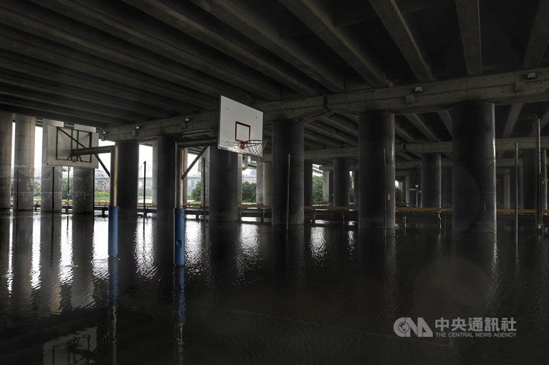 新北市4日下午遭雷陣雨侵襲,新莊區、樹林區及蘆洲區都傳出積淹水災情。新北市橋下一處籃球場積水嚴重。中央社記者趙世勳攝 111年7月4日