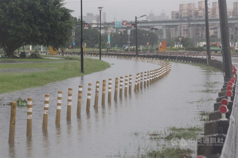 新北市4日下午雷陣雨,包括新莊區、樹林區及蘆洲區時兩量超過50毫米,造成多處積淹水。新北市二重疏洪道積淹水,一旁的腳踏車道已被淹沒。中央社記者趙世勳攝 111年7月4日