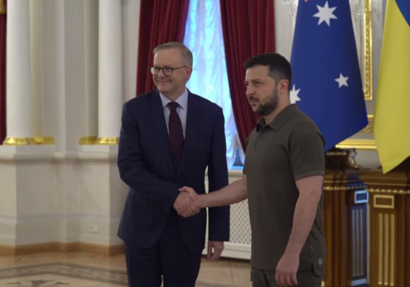 澳洲總理艾班尼斯（左）3日在基輔會見烏克蘭總統澤倫斯基（右）。（圖取自facebook.com/zelenskiy.official）