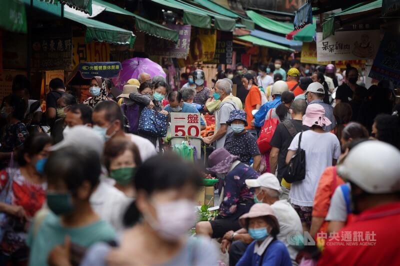 國內4日新增2萬3045例COVID-19本土個案。圖為台北市北投區一處市場湧入人潮，民眾配戴口罩採買。（中央社檔案照片）