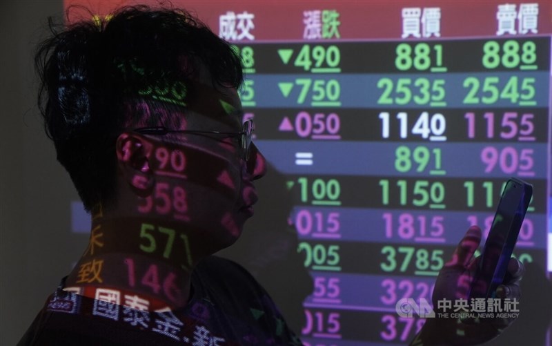 台北股市4日開低走低，收盤跌126.02點，為14217.06點，跌幅0.88%，成交金額新台幣2318.89億元。中央社記者徐肇昌攝 111年7月4日