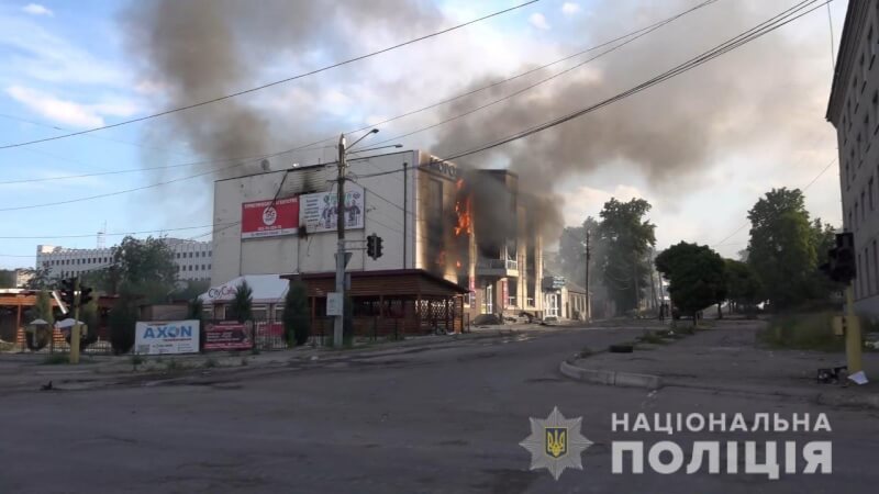 俄羅斯軍方3日砲擊烏克蘭盧甘斯克地區，當地多棟建築遭到摧毀。（圖取自facebook.com/UA.National.Police）