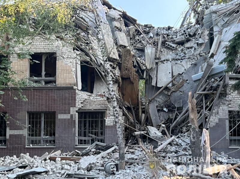 俄羅斯軍方3日砲擊烏克蘭盧甘斯克地區，當地多棟民宅遭到摧毀。（圖取自facebook.com/UA.National.Police）