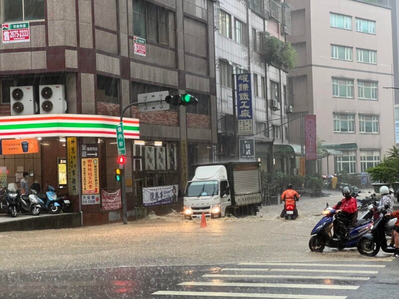 圖為立委蘇巧慧樹林服務處外淹水情形。(圖取自facebook.com/chiaohui.su)