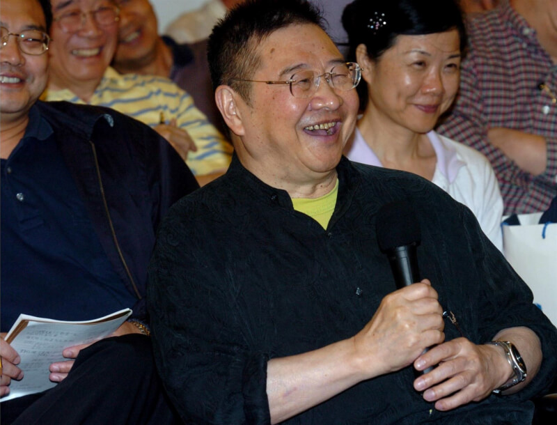 港媒報導，倪匡（前）3日在香港逝世，享壽87歲。圖為倪匡2006年8月出席台灣駐港光華新聞文化中心活動。（中新社）