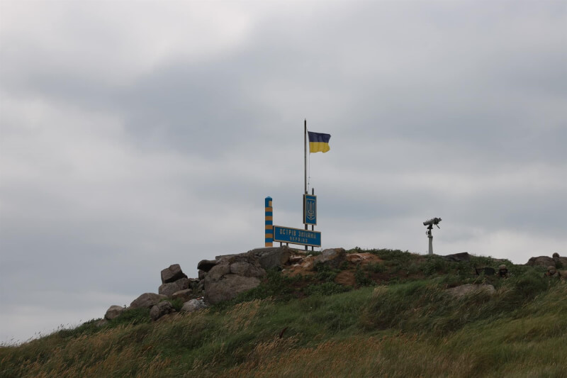 黑海戰略要地蛇島重新升起烏克蘭國旗。（圖取自facebook.com/DPSUkraine）