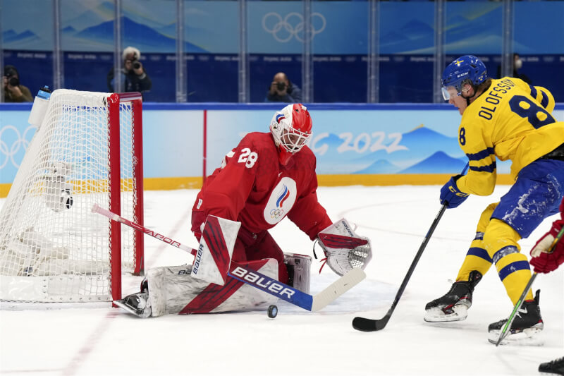 和北美職業冰球聯盟簽約的俄羅斯冰球好手費多托夫（左）傳出被控逃避兵役，在俄國被捕。圖為費多托夫在2月18日北京冬奧對戰瑞典隊。（中新社）
