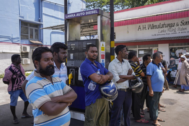 由於沒有足夠的燃料讓教師和家長送孩子們上學，斯里蘭卡7月3日將學校停課時間延長一週。圖為民眾6月27日在首都可倫坡加油站等待購買燃料。（美聯社）