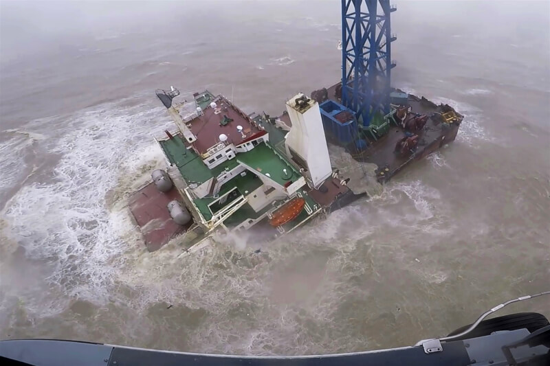 中國一艘工程船2日在芙蓉颱風侵襲下於廣東陽江海域沉沒。（Hong Kong Government Flying Service via 美聯社）