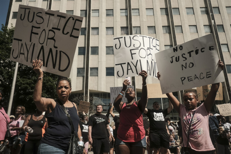 美國俄亥俄州非裔男子傑蘭德．沃克日前遭警方連開數十槍擊斃，數百名示威者3日在亞克朗遊行抗議。（法新社）